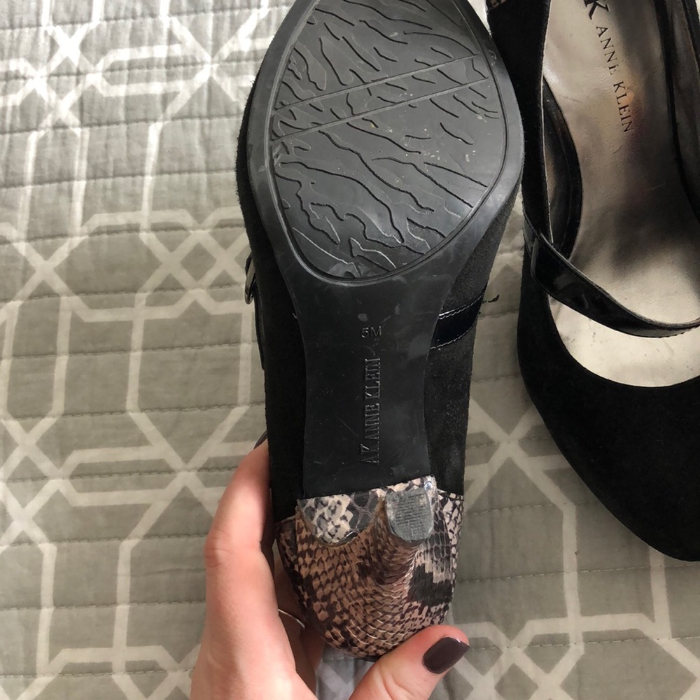 Anne Klein snake skin/suede heels size 5M - Picture 2 of 2